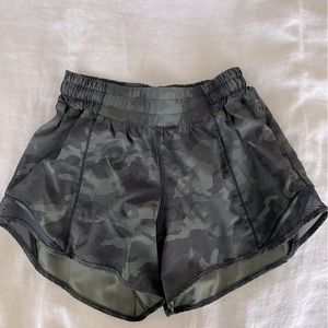 Lululemon hotty hot low-rise short, camouflage, size 4